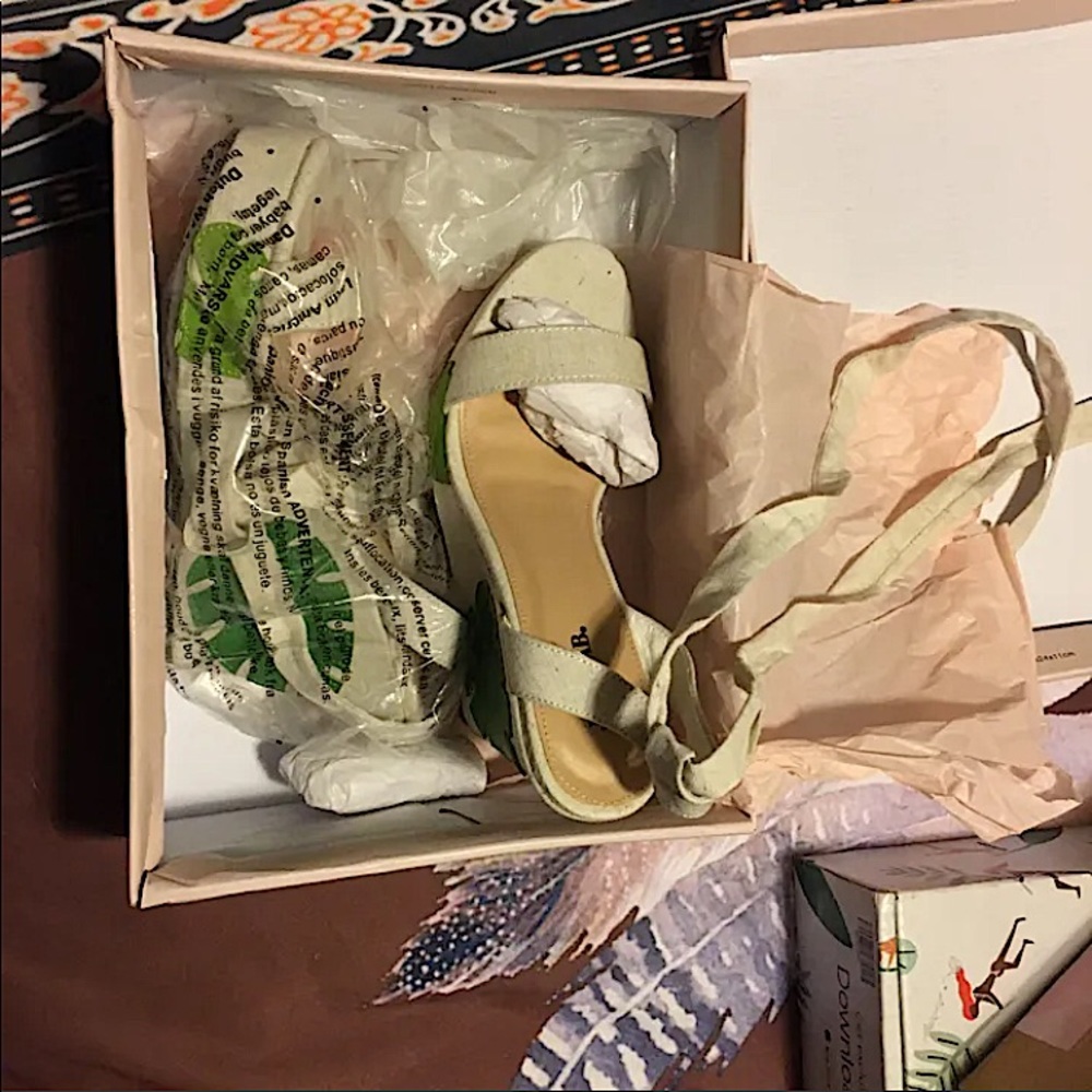 Lace up the leg. wedge summer sandals size 9  and matching tote bag set.NEW BOHO